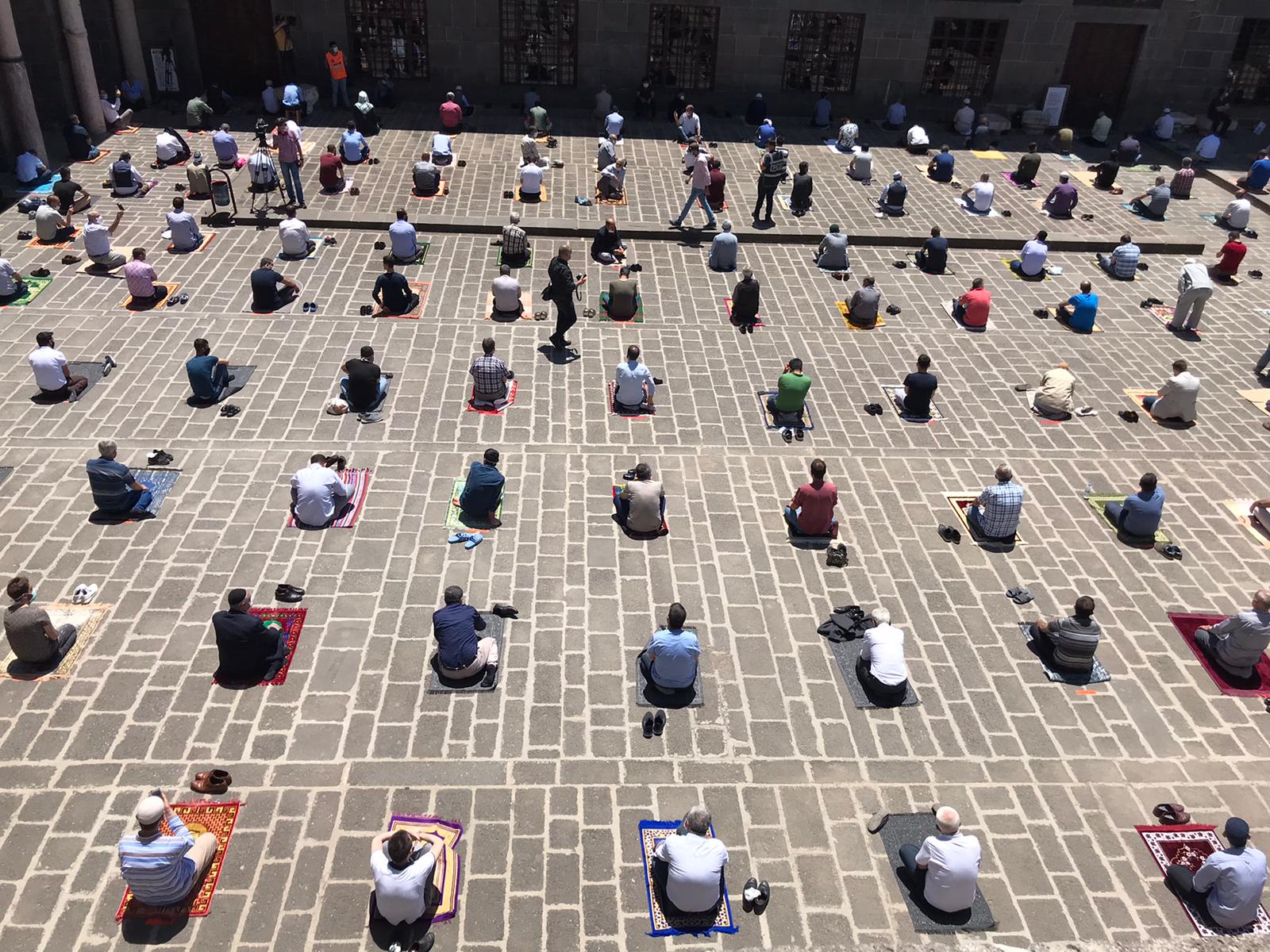 Foto: Diyarbakır’da salgın gölgesinde ilk cuma namazı